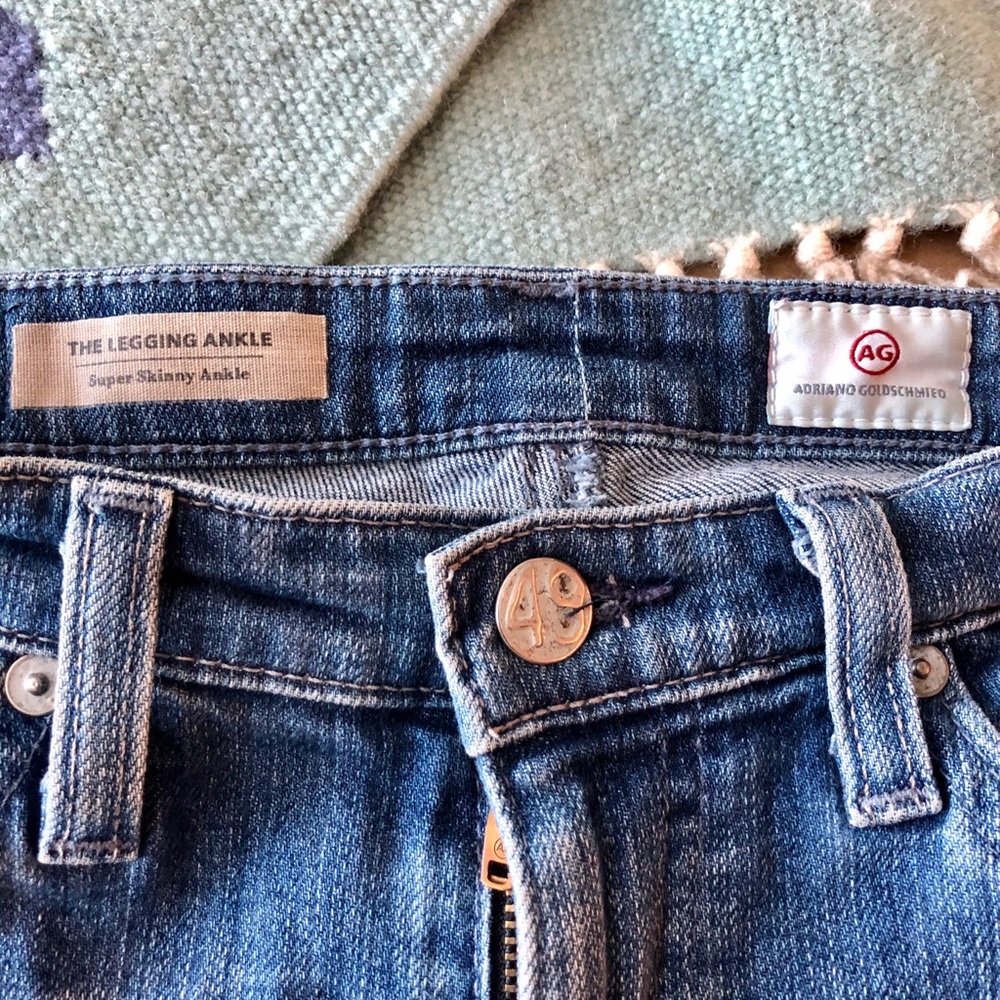 Women’s skinny distressed jeans